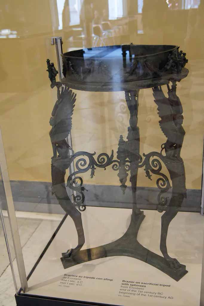 Трипод с чашей из храма Изиды
