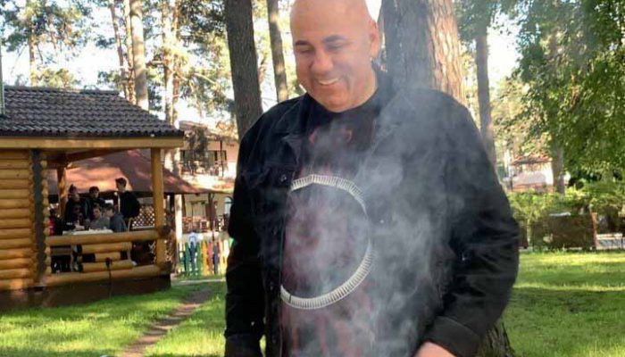 Иосиф Пригожин жарит шашлыки