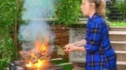 Юлия Высоцкая сжигает шашлык на мангале