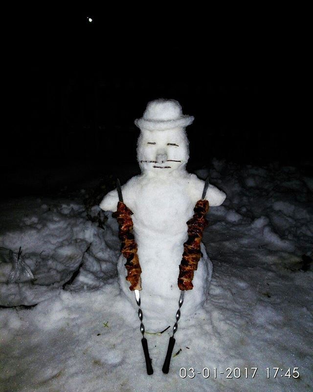 Снеговик-шашлычник. Фото https://www.instagram.com/p/BOz3rkSjdSB/