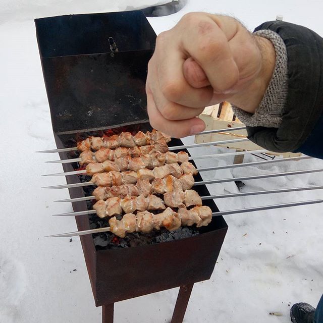 Фото называется добрый папа готовит шашлык. Фото olga_babyswim https://www.instagram.com/p/BOy0qtJjf5E/