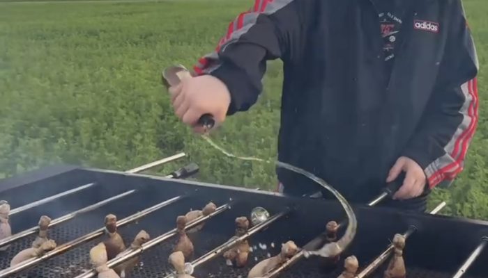 Павел Всемогущи и настольный футбол